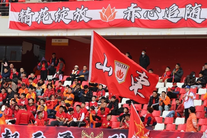 主場上萬名球迷的吶喊助威，給山東體彩女足征戰(zhàn)女超增添了能量與動力